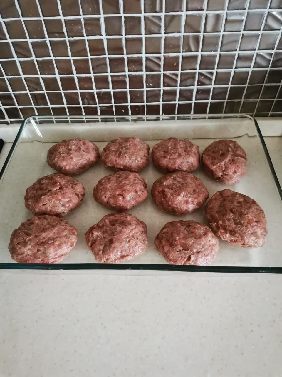 Когда фарш настоялся, формируем котлетки и выкладываем на противень. Выпекаем котлеты в духовке при 200 C примерно пол часа.