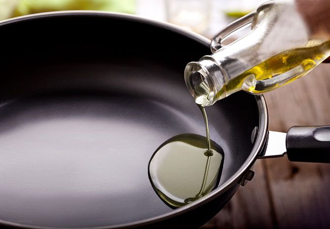На горячую сковороду налейте немного растительного масла. Из мясной массы слепите небольшие тефтели и выложите их на сковороду. Обжарьте их со всех сторон до румяности.