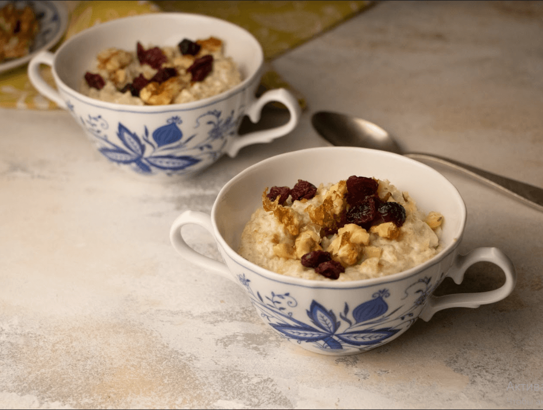 Овсяная каша с карамельными орешками и сушеной клюквой 