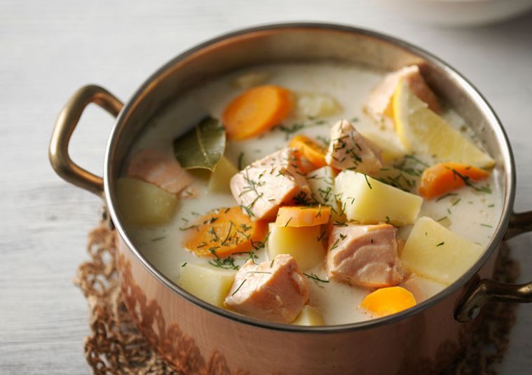 Положить картофель, лук и морковь в бульон и варить до готовности картофеля. Измельчить укроп и добавить его в суп.