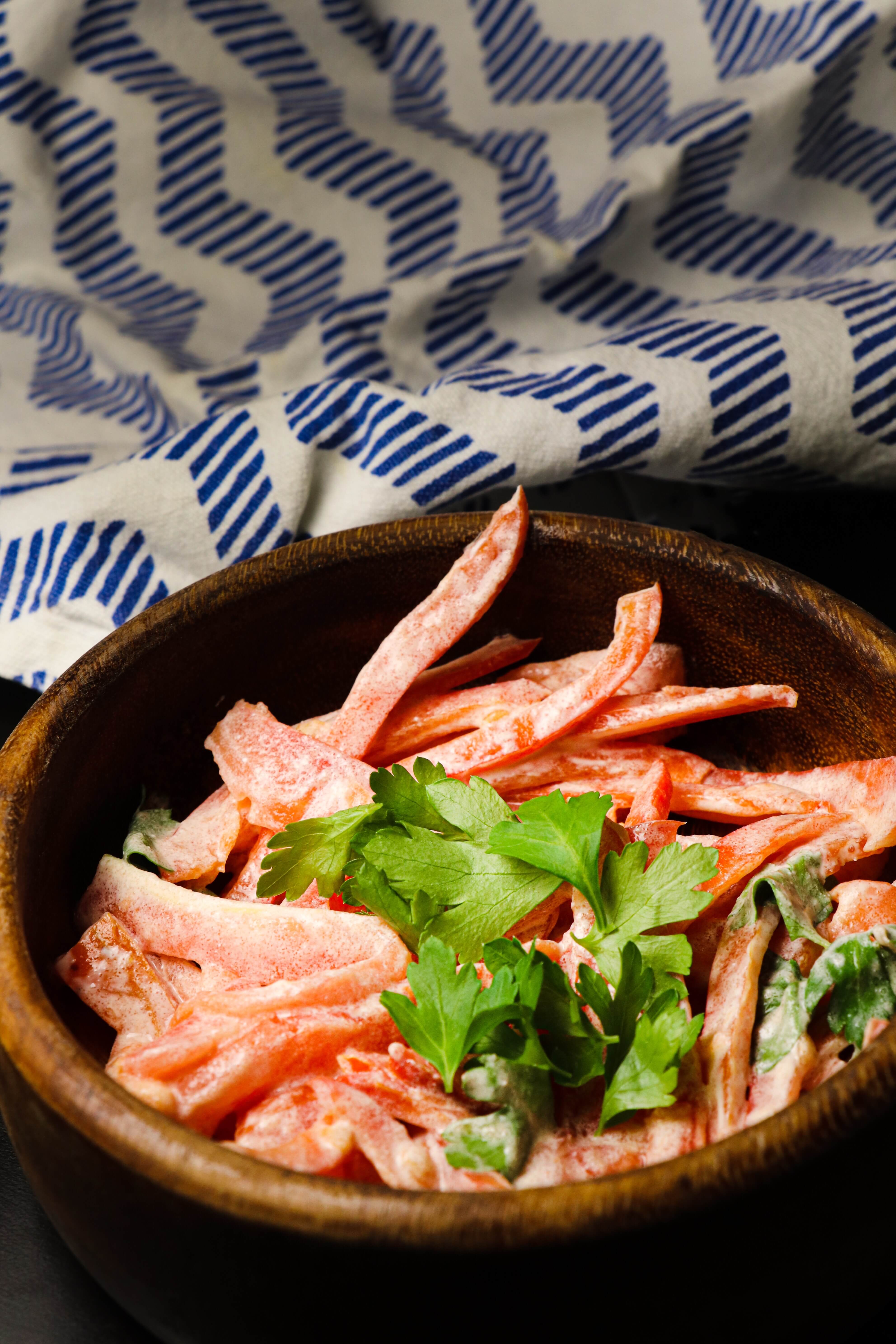 Салат из помидоров со сметаной и перцем 3