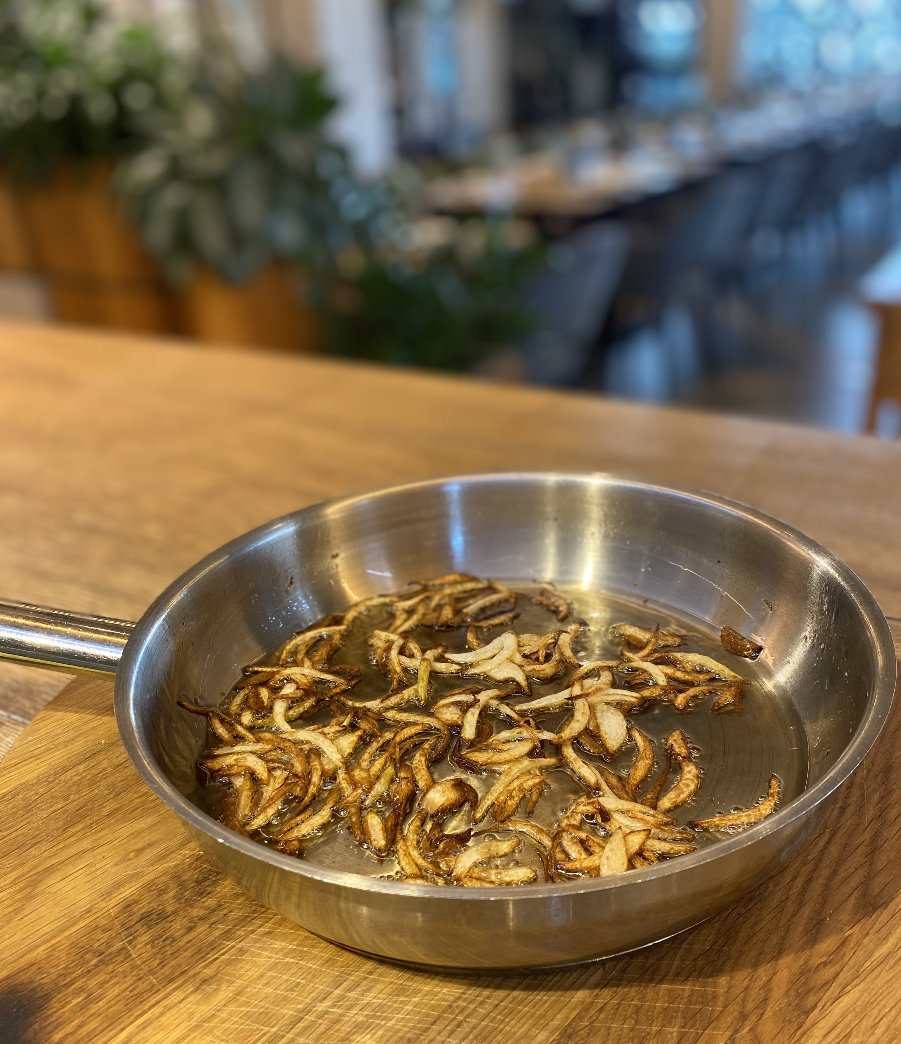 Лук нарезаем соломкой, обжариваем на раскаленной сковороде до золотистого цвета, убираем его шумовкой