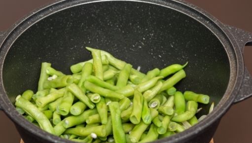 Добавить к луку фасоль. Жарить еще пару минут.