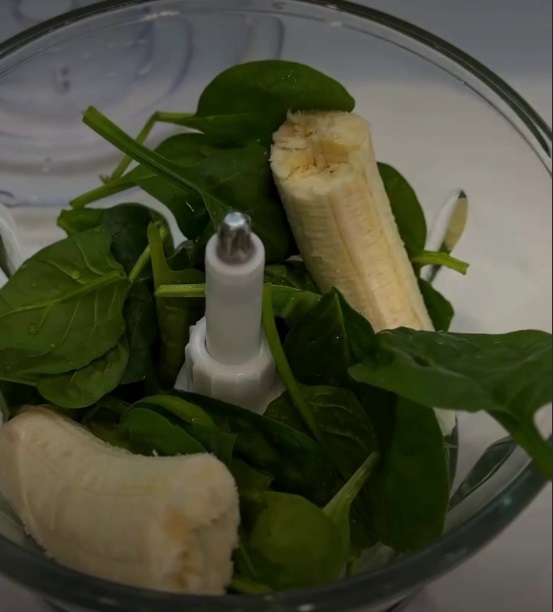 Промойте шпинат и выложите в блендер, добавьте к нему банан, яйцо, воду и муку.