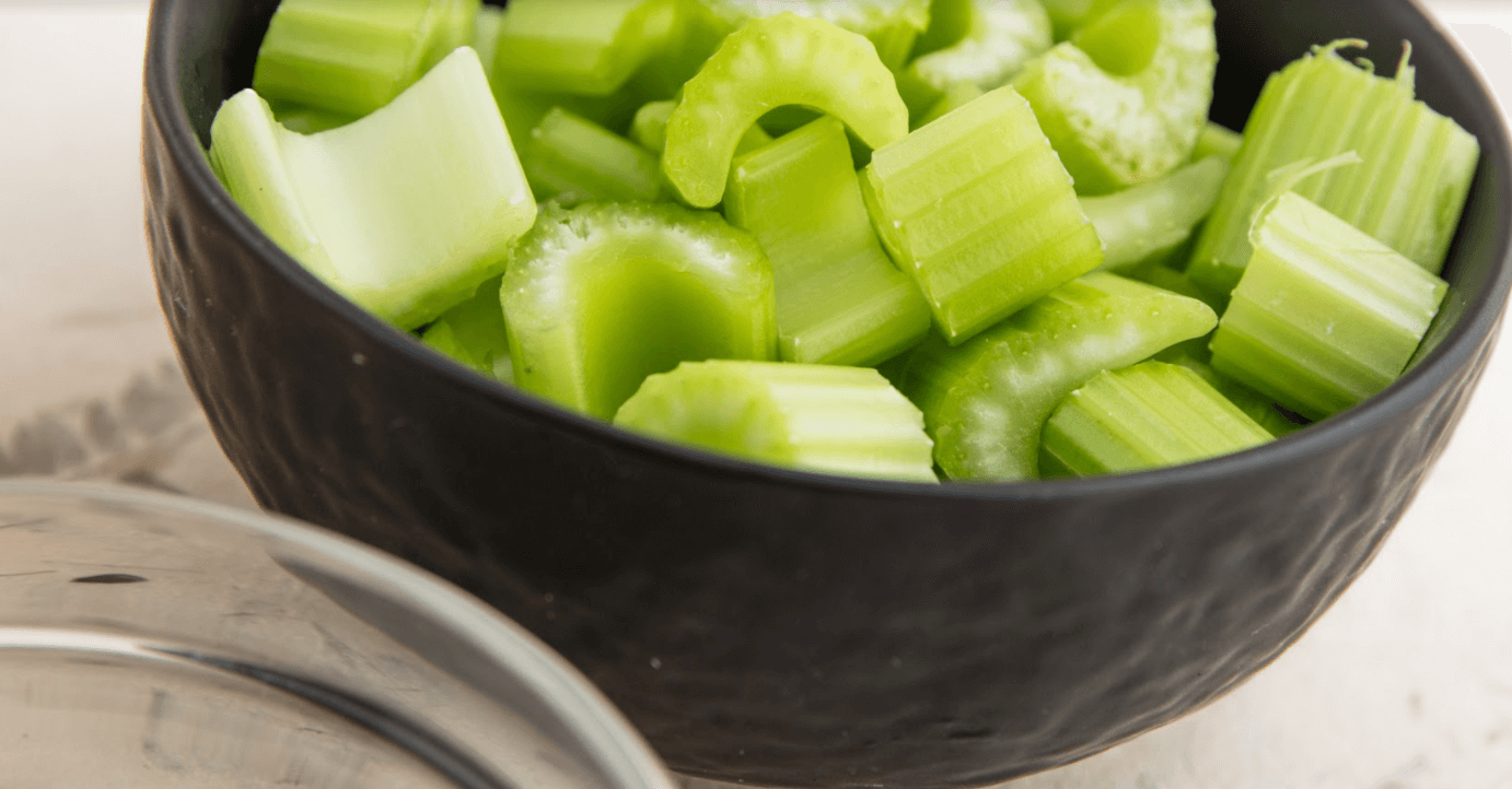 Сельдерей нарезать кольцами как можно тоньше.