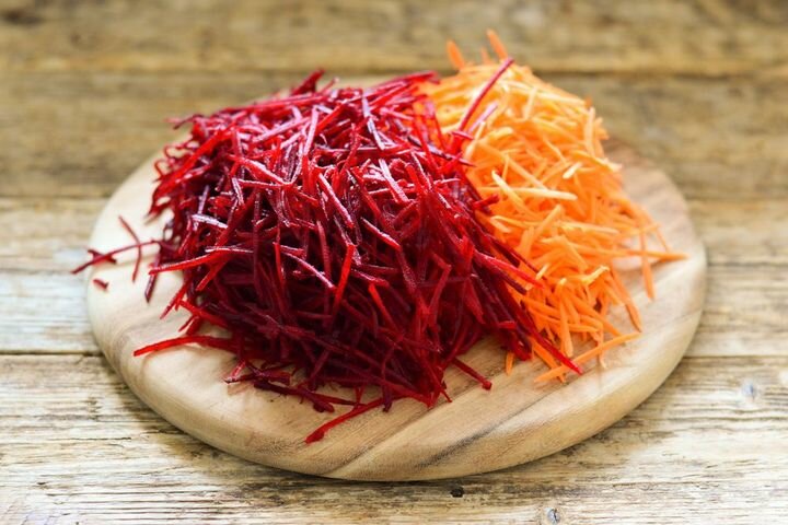 Свеклу (сырую) и морковь очистить от верхней грубой части и нарезать тонкой соломкой либо натереть на тёрке для моркови по-корейски.