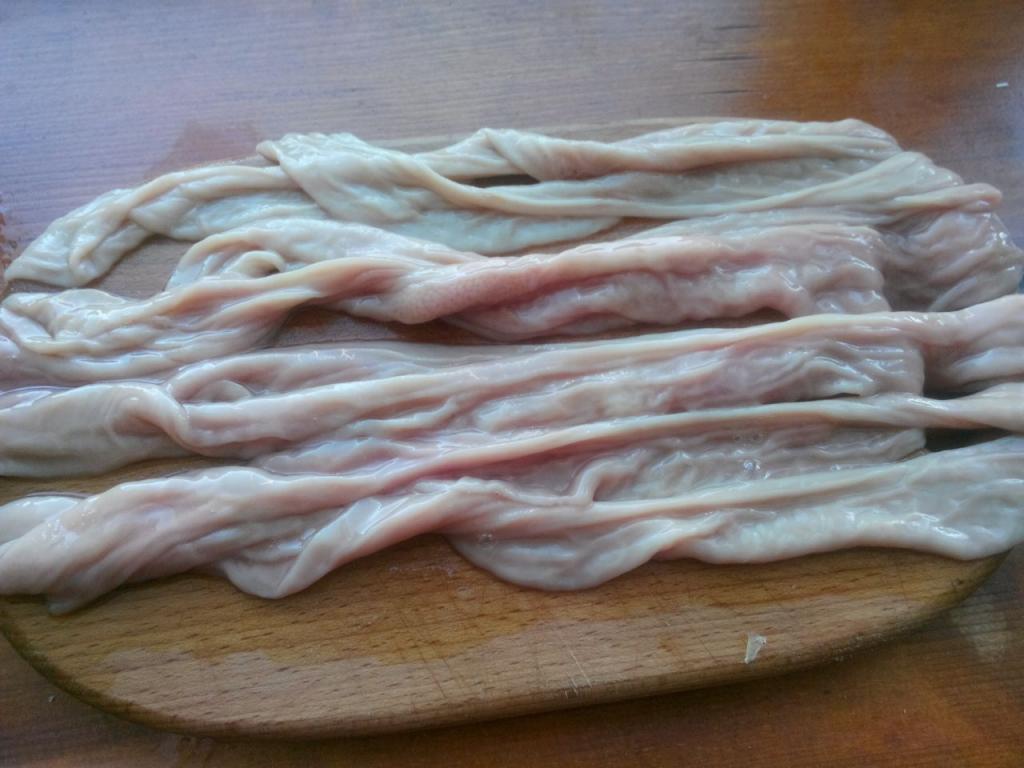 Пока фарш будет в холодильнике, подготовим кишки. Прежде всего их необходимо вывернуть наизнанку, обильно посолить. Выдержать в соли минут 15, а затем прополоскать холодной водой и очистить стенки от внутреннего жирового налета. Они должны остаться соверш