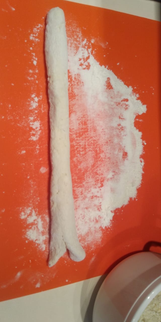 Раскатываем наше тесто в длинную колбасу. У меня почему то получился раздвоенный змеиный язык.