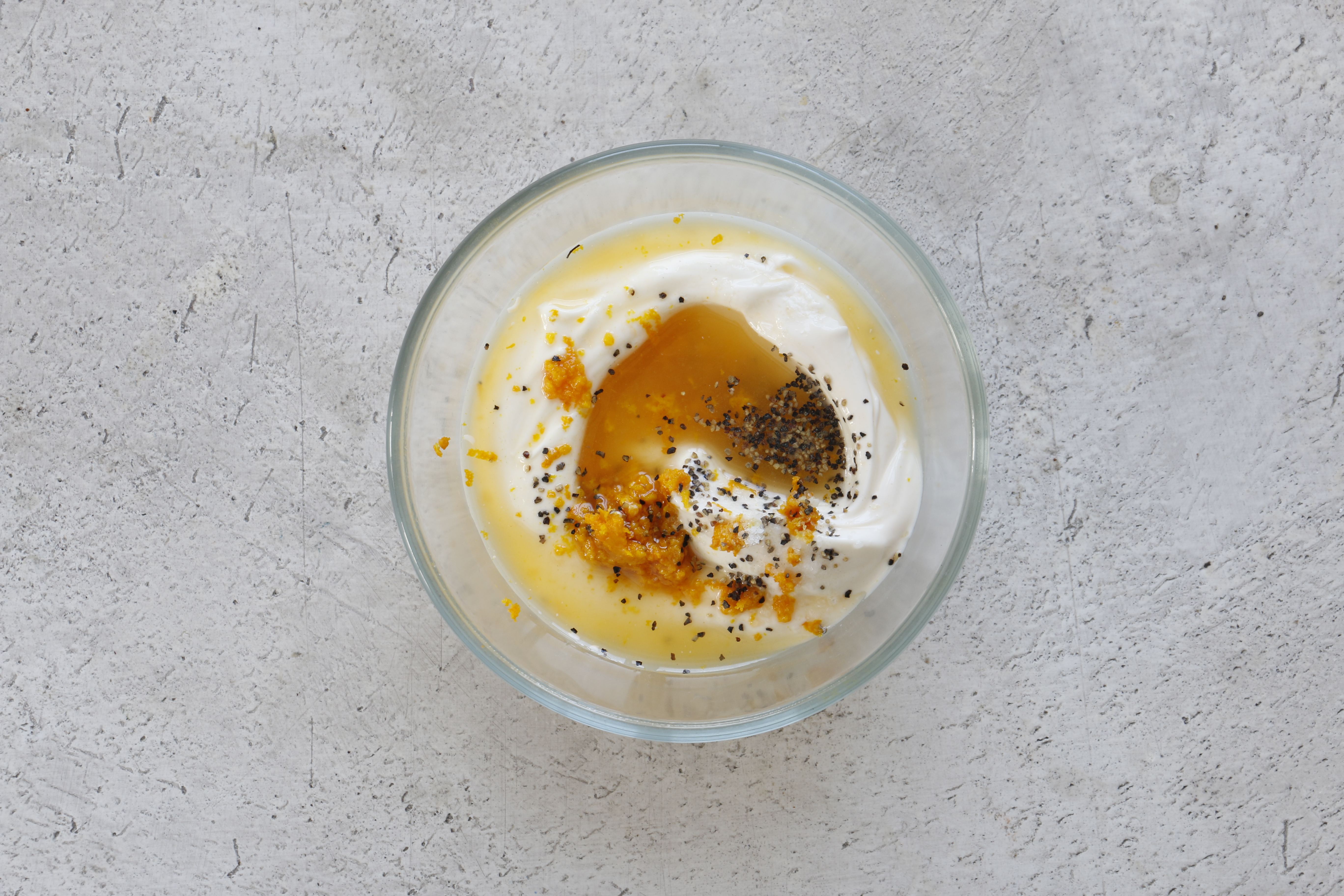 Для заправки смешайте цедру и сок апельсина, йогурт и майонез. Посолите и поперчите.