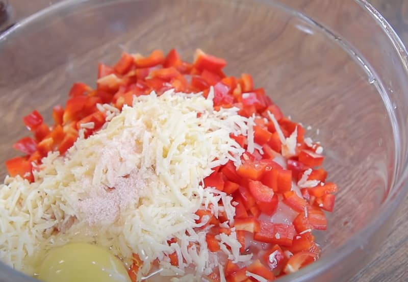 Смешиваем в одной миске куриное филе, перчик, сыр, яйцо и соль. 