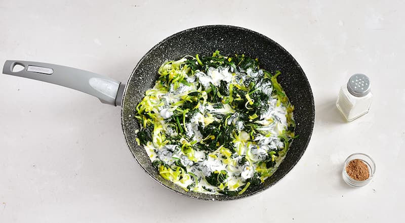 Влейте сливки, добавьте соль и мускатный орех. Доведите почти до кипения, все также не переставая помешивать. Сразу же подавайте.