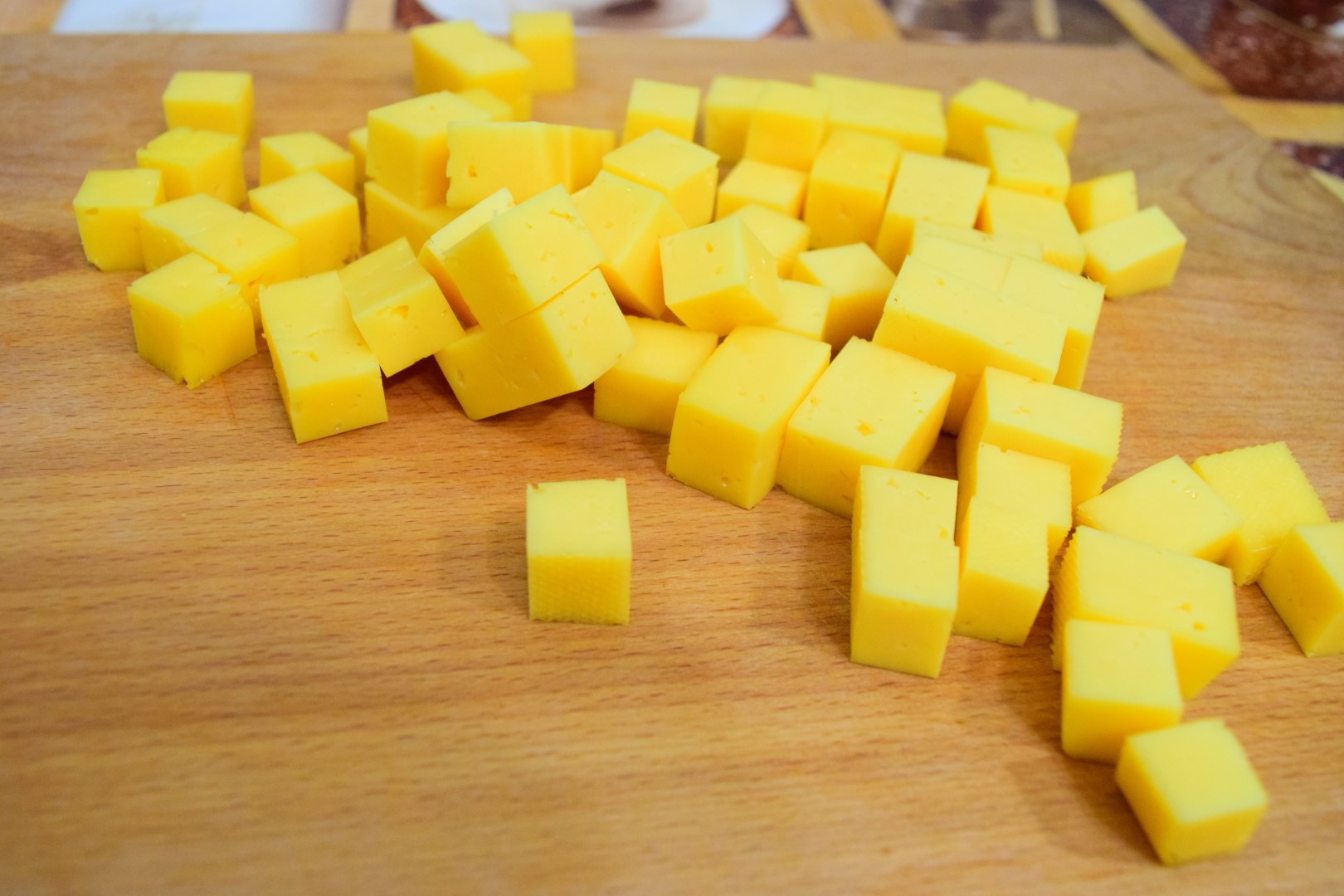 Картофель очистить, нарезать средними кубиками, отварить до готовности, откинуть на сито.