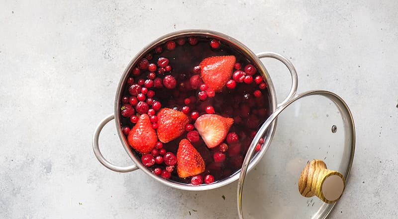 Закройте крышкой, снимите с огня и дайте настояться 20–30 минут.