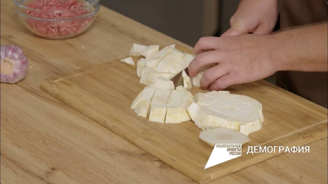 Корень сельдерея чистим и произвольно режем на кусочки. Берем противень, застилаем бумагой для выпечки, выкладываем на него сельдерей и накрываем противень фольгой. Отправляем запекаться в духовку на 30-40 минут.