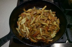 Добавляем полностью готовый картофель к азу, перемешиваем. При подаче можно посыпать блюдо нарезанной зеленью.
