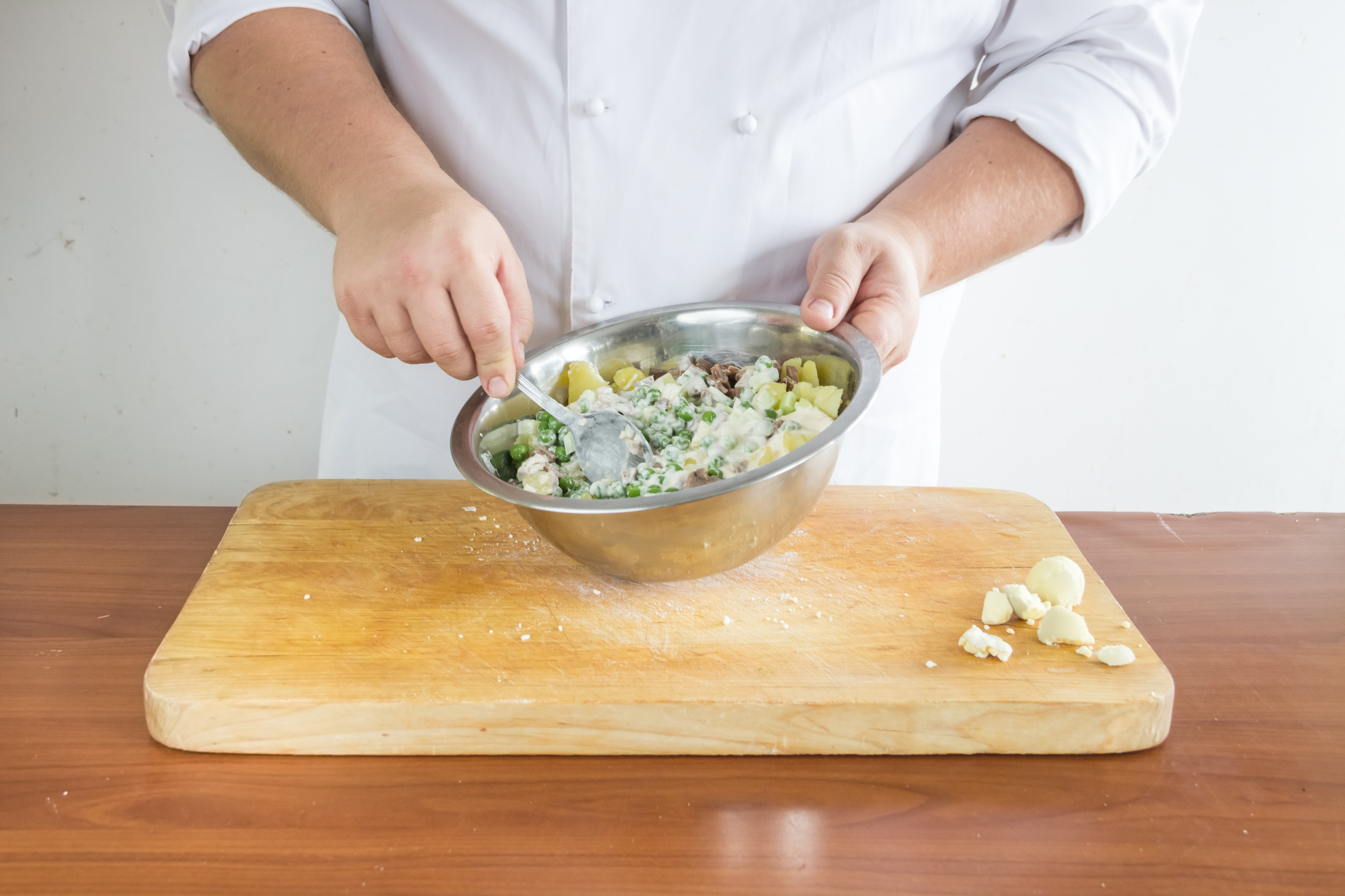 Перемешайте все подготовленные ингредиенты оливье с языком, заправьте майонезом по вкусу и выложите в большой красивый салатник. Верх присыпьте раскрошенным желтком.