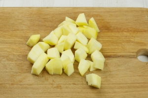 Теперь яблоко, очистив от кожуры, тоже порежьте и сбрызните лимонным соком, чтобы оно не потемнело.