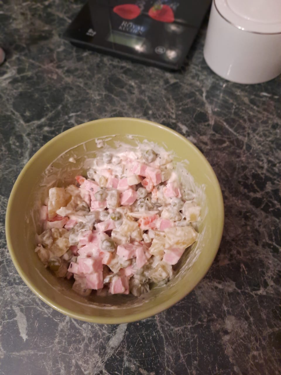 Добавляем в салат соус и ещё раз перемешиваем. 