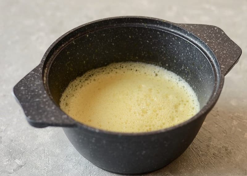 Пропускаем получившийся напиток через сито, чтобы убрать не растворившиеся комочки специй, и взбиваем блендером или капучинатором до образования пенки.