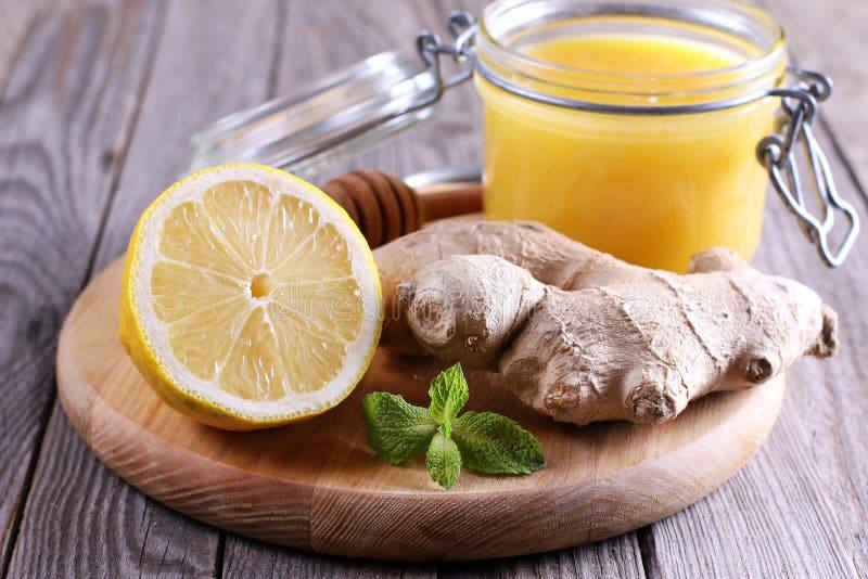 Нарезать лимон крупными кусочками (если попадаются семечки – обязательно их удалить). Счистить кожицу с корня имбиря. Очистить от кожицы и нарезать тыкву. Теперь нужно измельчить все ингредиенты. В готовую массу добавить мед, хорошо перемешать и переложит