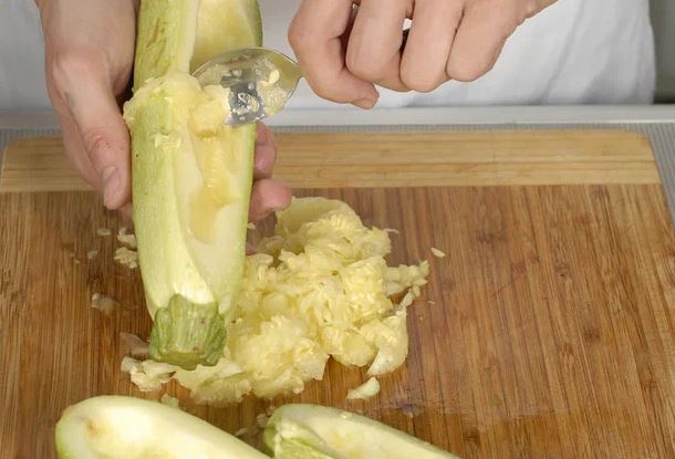 Кабачки вымыть, срезать с каждого боковину толщиной 1,5 см и аккуратно чайной ложкой удалить сердцевину из основной части.