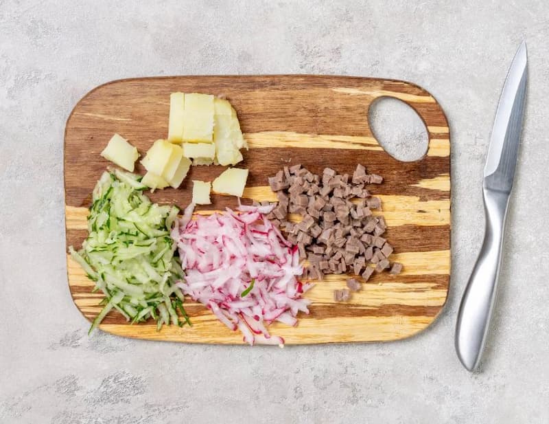 Картофель отварите до готовности, остудите и очистите. Нарежьте мелким кубиком. Так же нарежьте язык. Огурец и редис натрите на крупной терке.