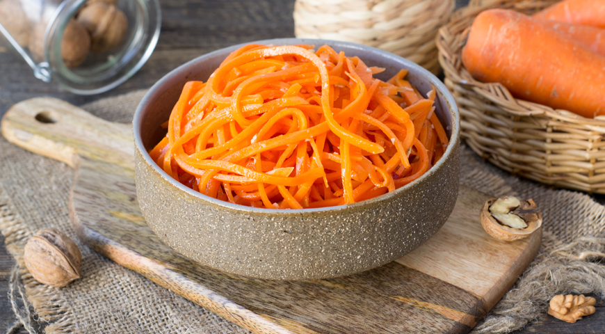 Как производят морковь по-корейски 