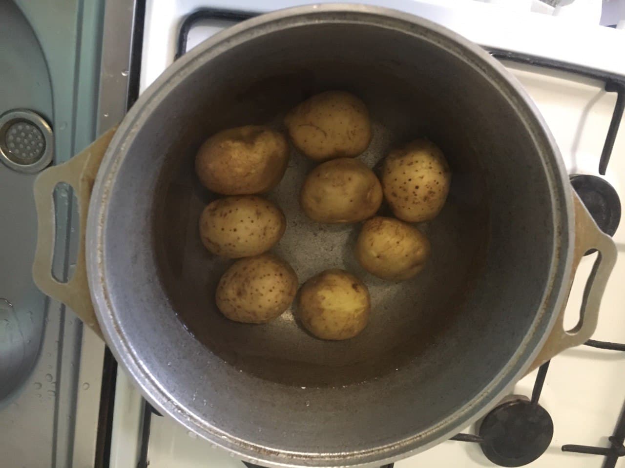 В кастрюлю наливаем холодную воду, добавляем чайную ложку соли и кладем картофель. Воды не должно быть много, она должна быть чуть выше уровня картофеля. Так больше витаминов сохраняется.