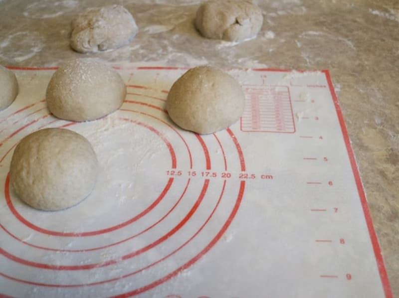 Готовое тесто делим на равные части, округляем и ставим в теплое место на 15 минут.