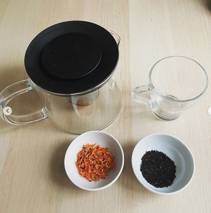 Заливаем кипятком и даем настояться минут 5 -7. 