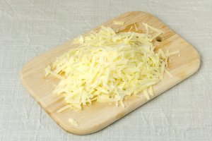 Пармезан натираем на крупной терке. Можно в принципе использовать любой другой сыр, который любят у Вас в семье.