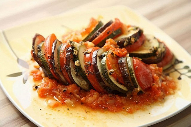 Взять огнеупорную миску. Залить в нее соус и выложить кружочки овощей. Отправить в духовку на 1-1,5. На температуре 160-170 градусов.