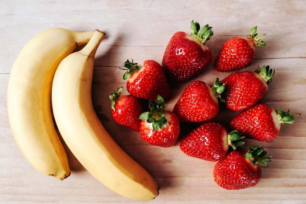 Выложить все ингредиенты в блендер (оставить клубнику и хлопья для подачи).