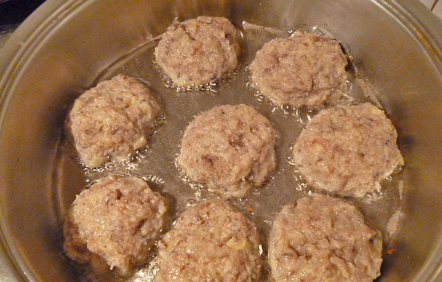 Сформовать из фарша котлеты, обвалять их в панировочных сухарях.