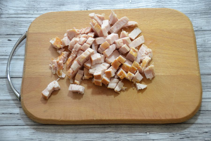 Мелко нарезаем курочку и добавляем в борщ.