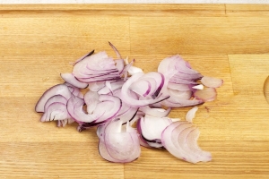 Лук аккуратно начистите, нарежьте его тонкими полукольцами.