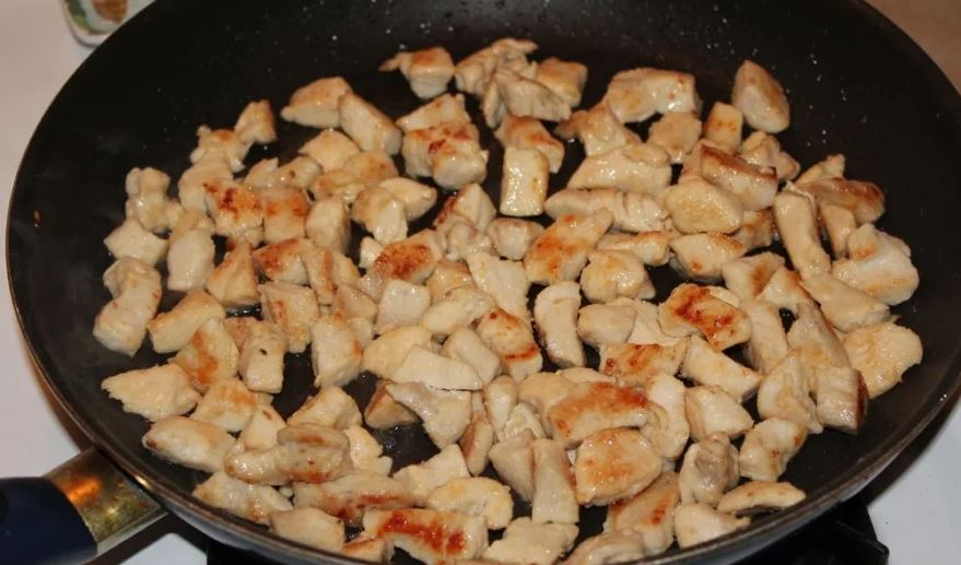 Куриную грудку порезать на кусочки и пожарить на сухой сковороде с приправами по вкусу.