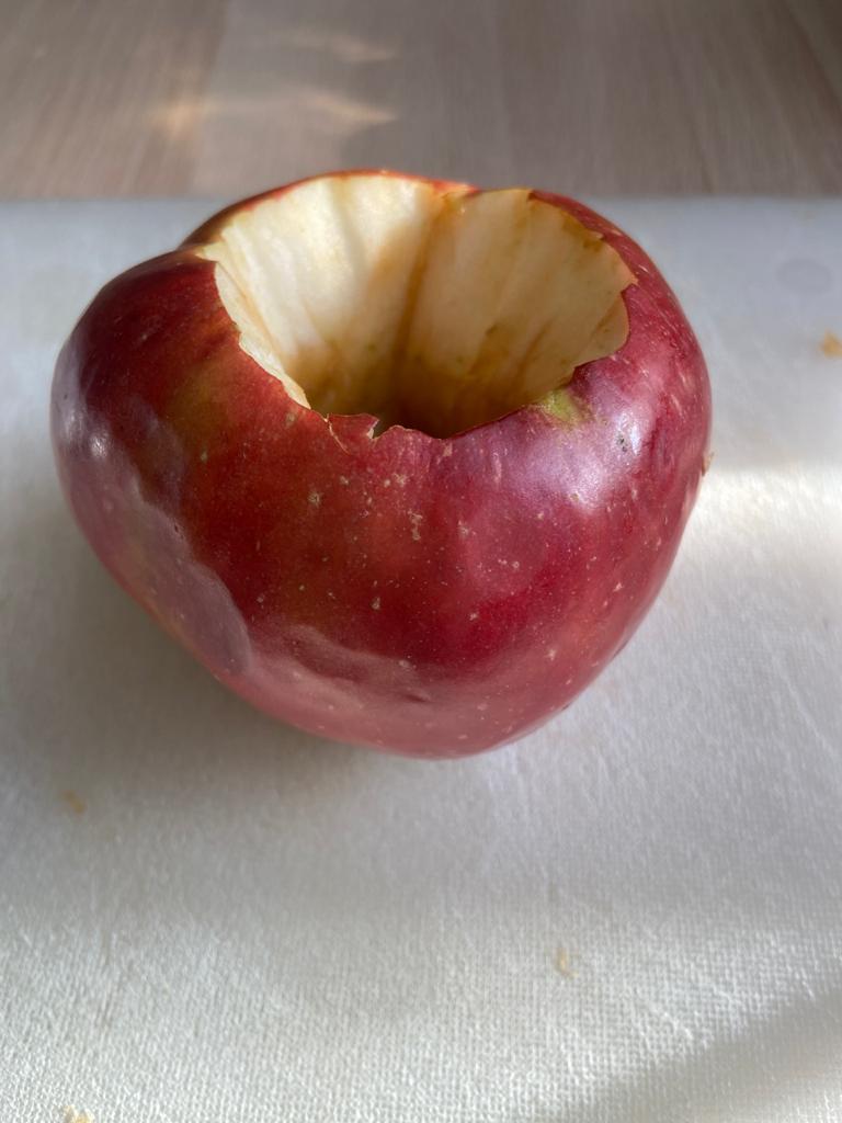 Яблоко моем и вынимаем из него семенную коробочку