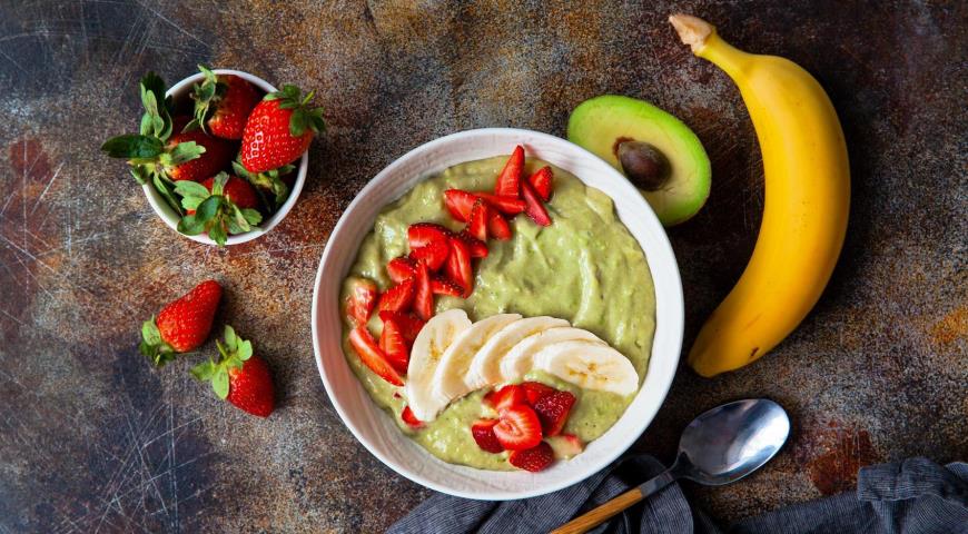 Рецепт от журнала «Гастрономъ»: быстрое мороженое из авокадо, банана и клубники