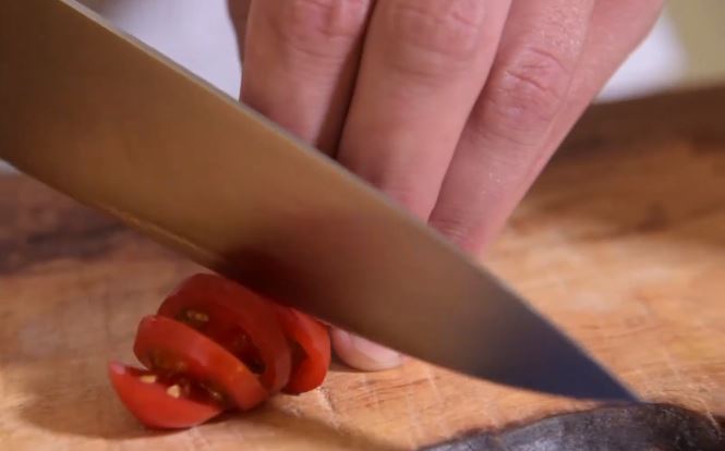 Нарезать помидоры черри колечками. Авокадо нарезать крупными дольками и сбрызнуть соком лимона.