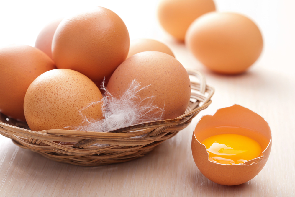 Перемешайте творог с яйцом до однородной массы.