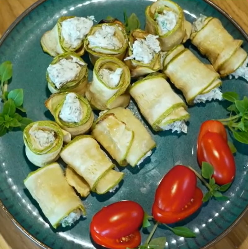 Фирменный рецепт от «Формулы еды»: рулетики из кабачков с творожным сыром и зеленью