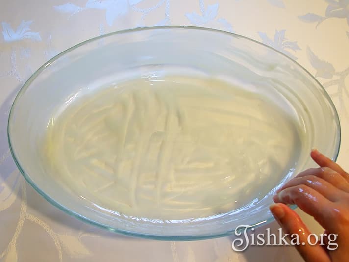 Смазать сливочным маслом разогретую форму и вылить в неё твороженную массу.