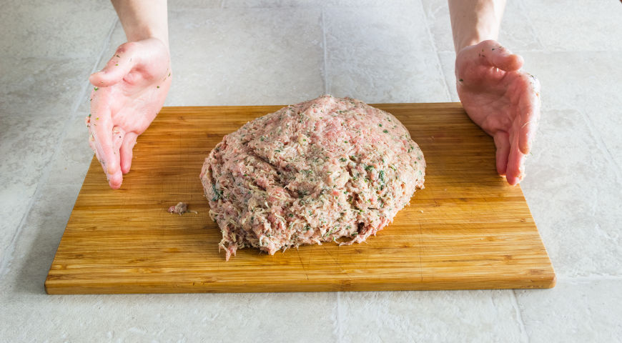 Чтобы фарш стал более однородным, эластичным и не разваливался при готовке, отбейте его. Для этого переложите фарш на рабочую поверхность, в руках поднимите его над столом приблизительно на 20 см и с силой бросьте назад. Если фарш липнет, поверхность можн