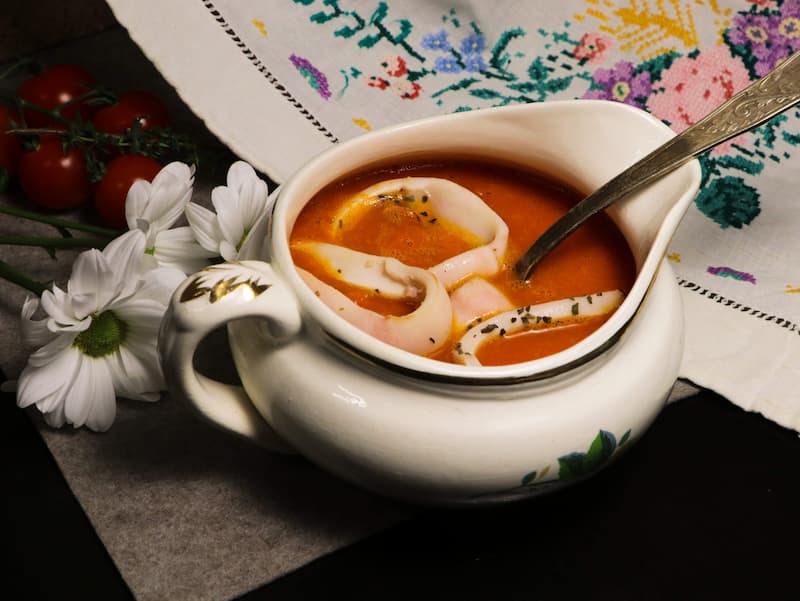Томатный суп с кальмарами