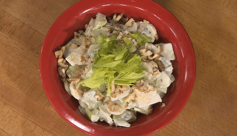 Салат с бананом, яблоком и сельдереем