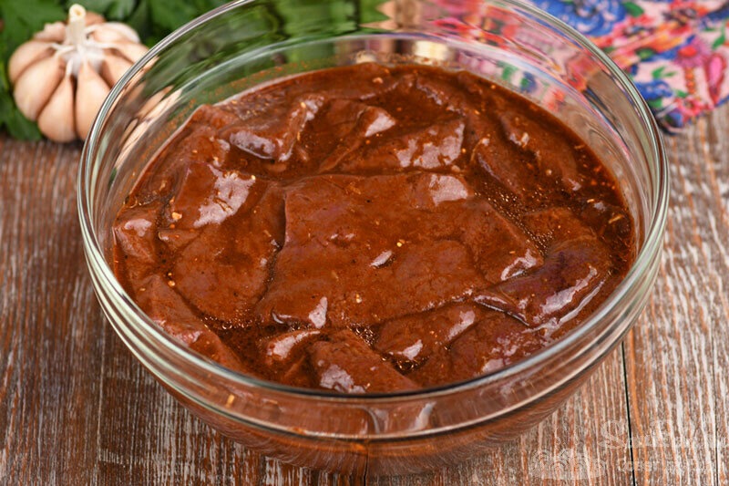 Накрываем миску пищевой пленкой или крышкой и отправляем в холодильник на два часа. За это время каждый кусок хорошенько пропитается ароматами и вкусами специй, станет мягким и нежным. 