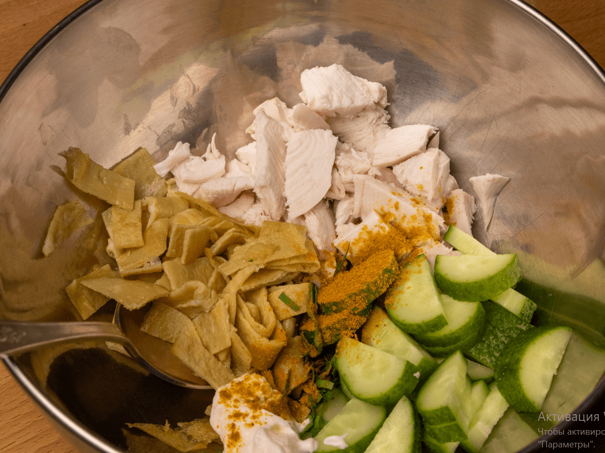 Салат с жареным яйцом и карри 3