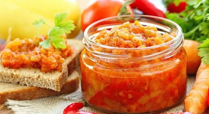 Овощи и яблоки нарезать небольшими кубиками. Затем измельчить в блендере.

В широкодонной посуде разогреть растительное масло и выложить туда овощную смесь. На медленном огне пассировать смесь до почти полного исчезновения жидкости. Посолить перед тем, ка