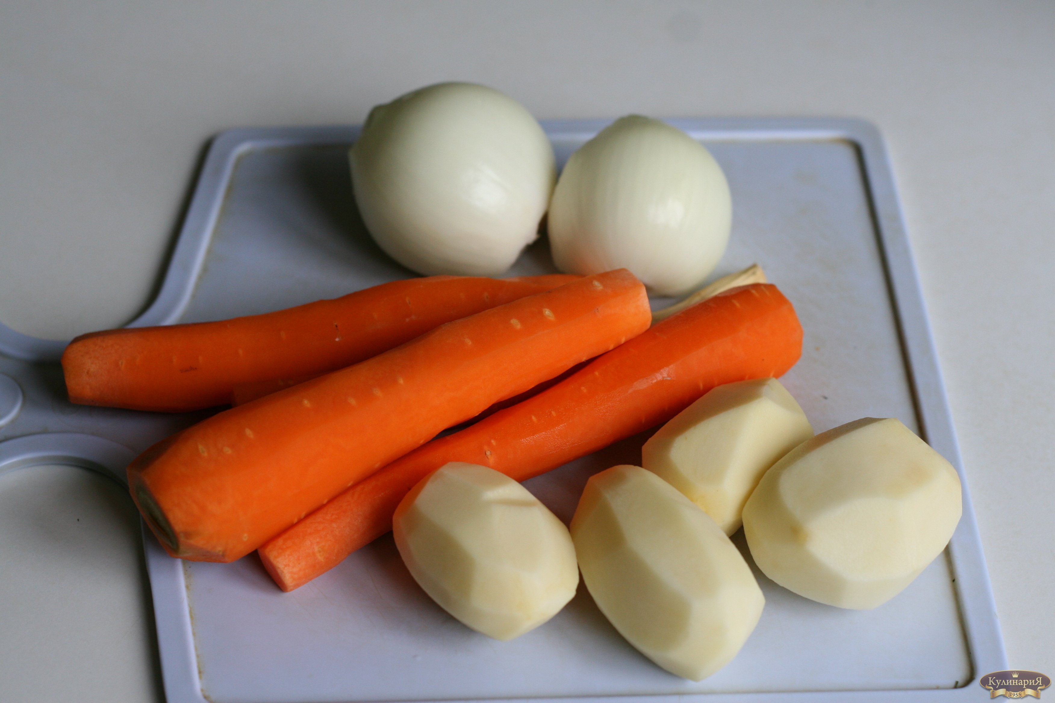 Лук, морковку, картофель и чеснок очистите от шелухи. Овощи тщательно вымойте.
